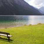 Austria: ławeczka nad jeziorem Plansee