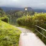 Niemcy: deptak wzdłuż jeziora Kochelsee
