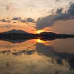 Niemcy: zachód słońca nad jeziorem Hopfensee