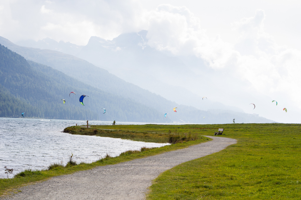 Szwajcaria: jezioro Silvaplana i kitesurferzy