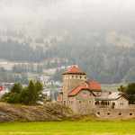 Szwajcaria: zamek Crap da Sass nad jeziorem Silvaplana