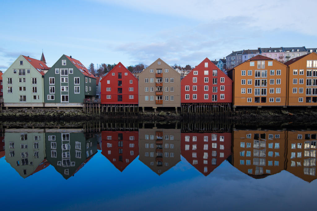 Trondheim: kolorowe domki nad Nidelvą