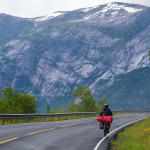 W drodze do Eidfjordu przy brzegu Hardangerfjordu