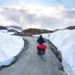 Rallarvegen - droga z fałdami śniegu